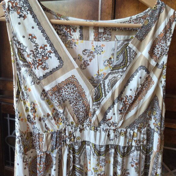 100% Silk Beautiful Dress - Picture 3 of 6